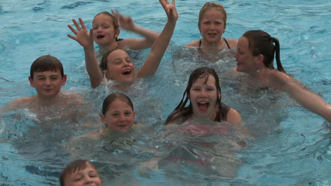 Kinderen genieten in het zwembad