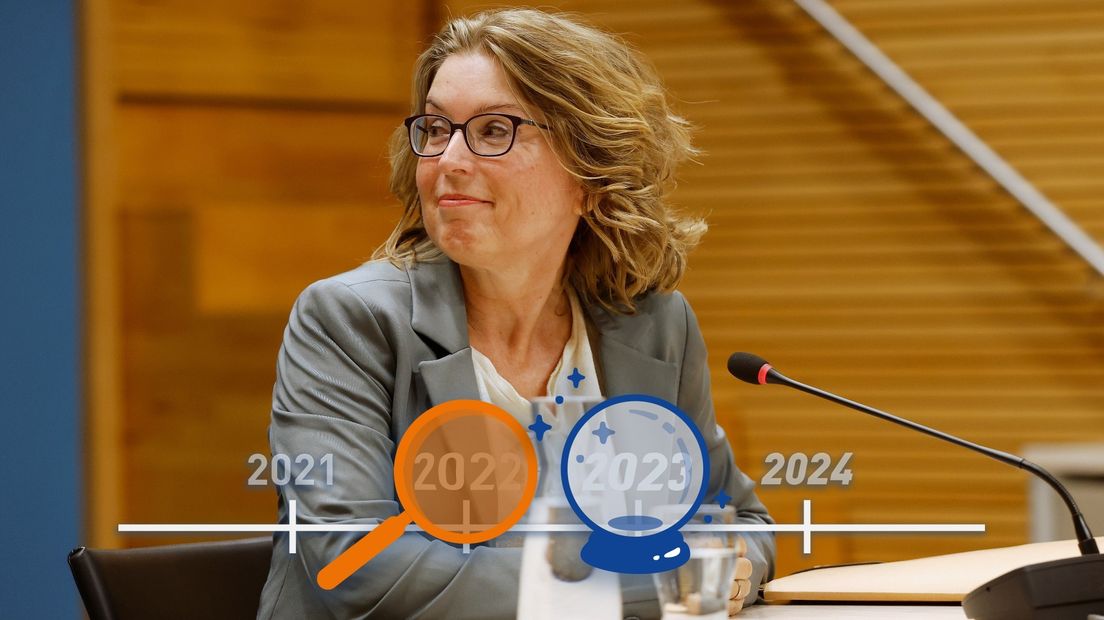 Frouke kijkt voor aanvang van haar verhoor naar haar man