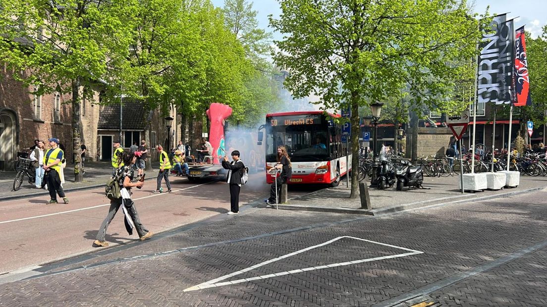Een bus staat vast.