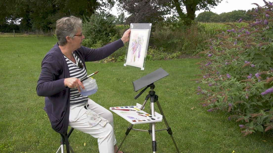 Ellen Visser schildert in haar natuurtuin in Zwiggelte