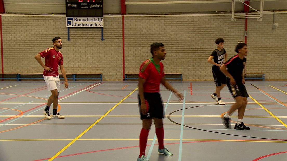 Voetballende jongeren in sporthal Baskensburg tijdens de ramadan