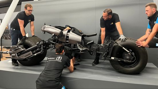 Met kunst- en vliegwerk: Batman-motor op z'n plek gehesen in Groninger Forum