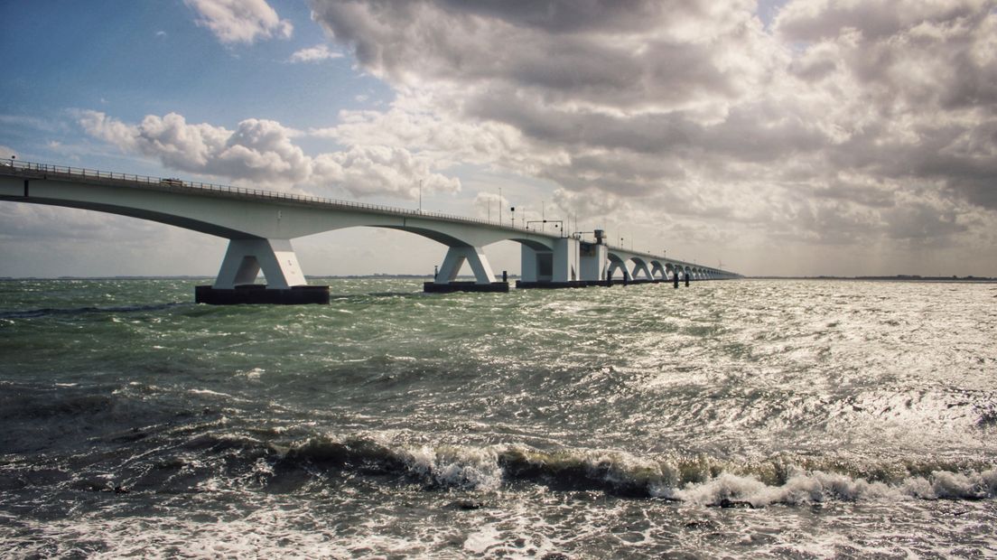 Ten oosten van de Zeelandbrug zou een dam moeten komen, vindt Siebe Kramer