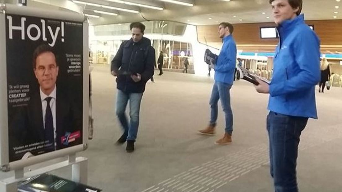 Frans de Koeijer (midden) op Arnhem Centraal bij het uitreiken van de glossy Holy!