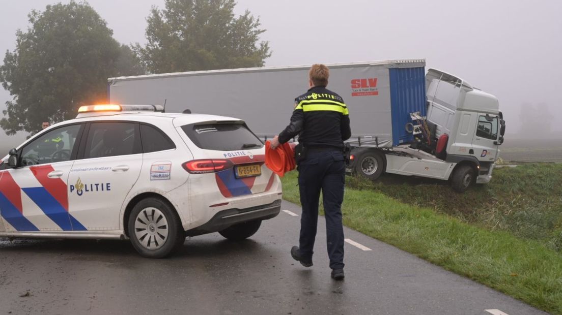 De politie neemt poolshoogte bij de vrachtwagen