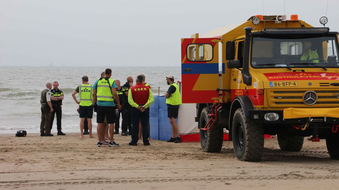 De politie doet onderzoek op het strand