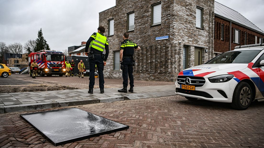 Brandweer en politie inspecteren de situatie in Hoogezand