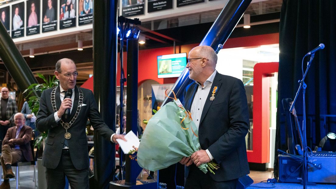 John van der Vegt wordt toegesproken door burgemeester Sander Schelberg van Hengelo.