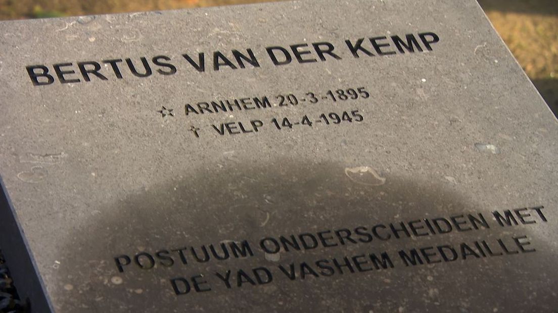 Rabbijn bezoekt hersteld graf onderduikvader