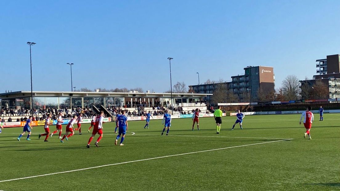 HZVV onderuit tegen koploper SV Urk