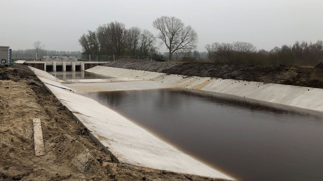Door de inlaat stroomt het water in de waterberging