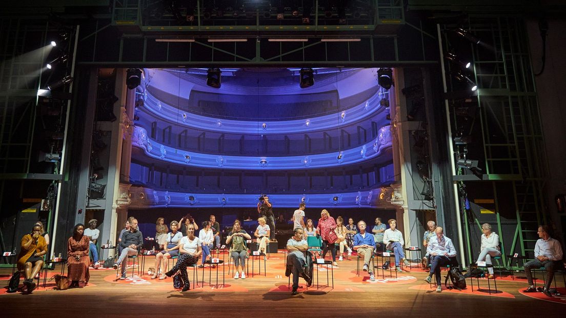 Het Nationale Theater tijdens een optreden in coronatijd