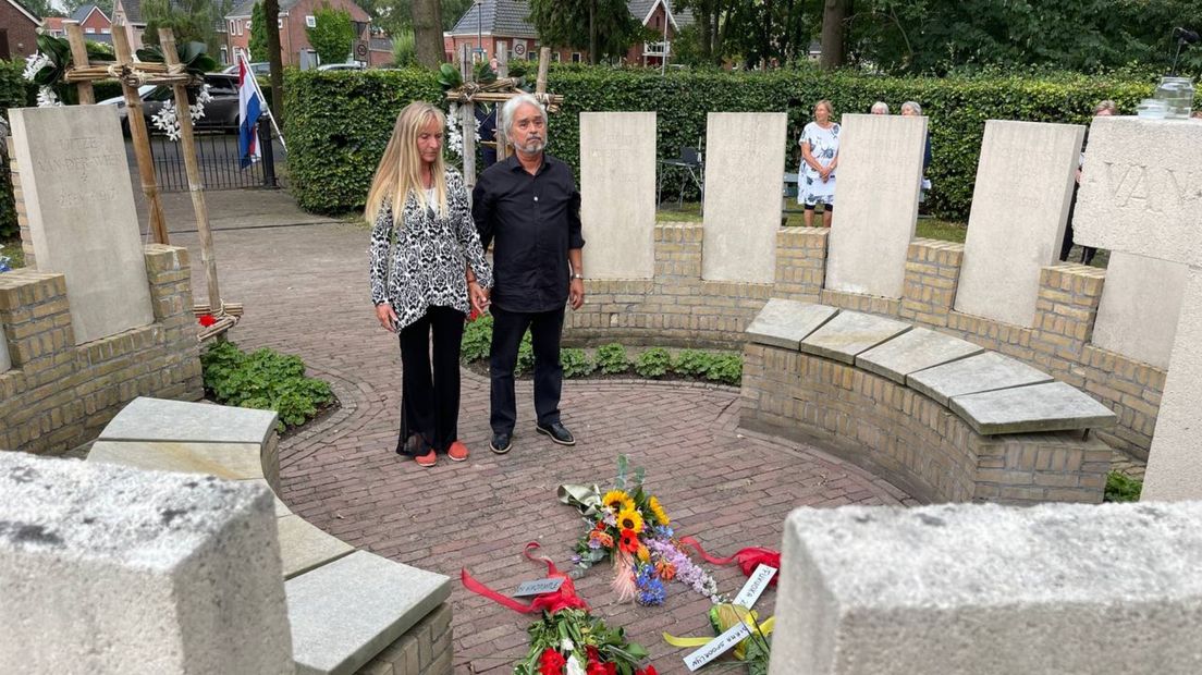 Rob van Asdonck (r) legt bloemen bij het oorlogsmonument in Marum