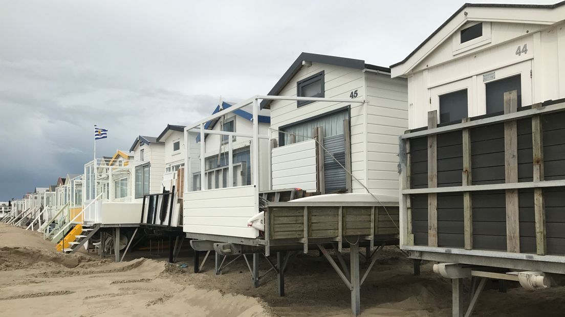De slaapstrandhuisjes staan nu nog op het strand bij Dishoek