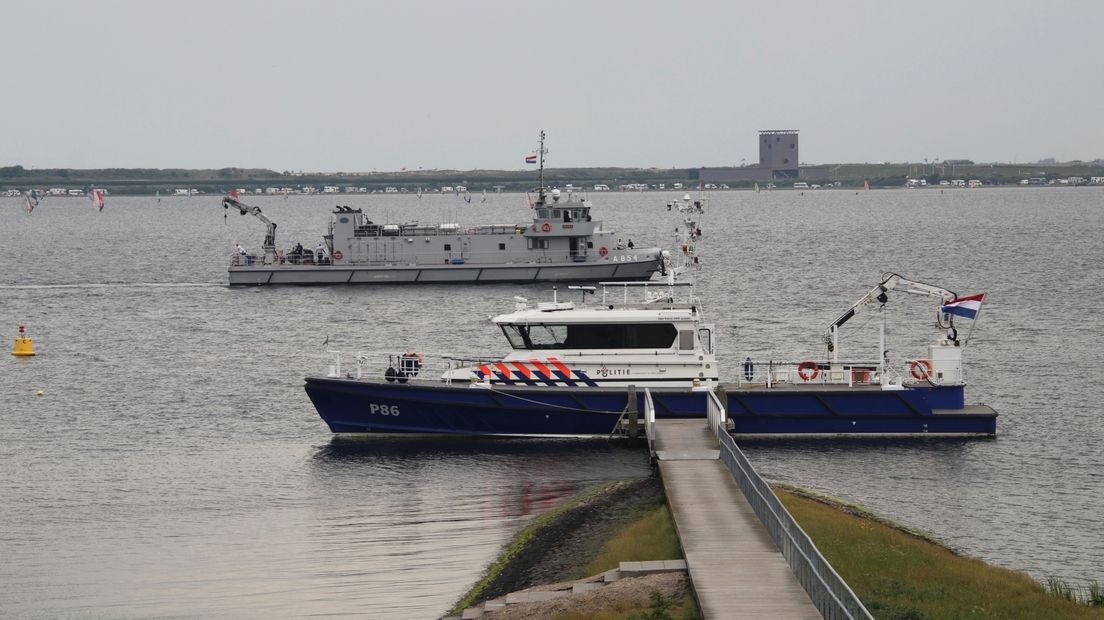 Politievaartuig en duikersvaartuig van de marine in haven van Scharendijke na vermissing duikers