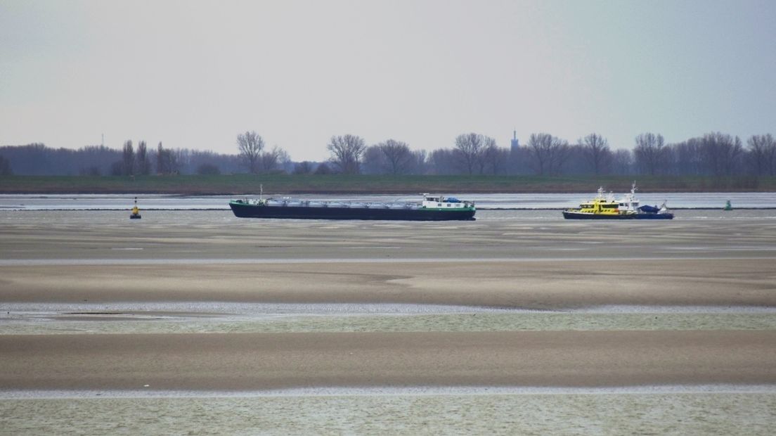 Schip vastgelopen op zandbank in de Westerschelde