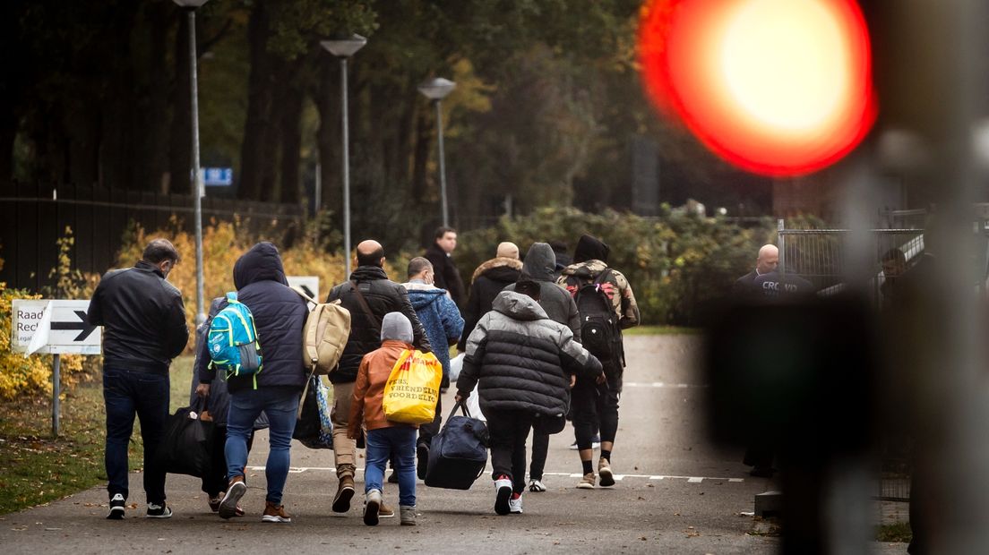 Net aangekomen asielzoekers onderweg naar het aanmeldcentrum voor asielzoekers in Ter Apel