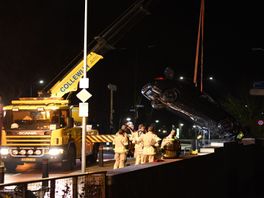 Auto belandt in het water bij Stationsweg Woerden, bestuurder had geen rijbewijs en leek onder invloed