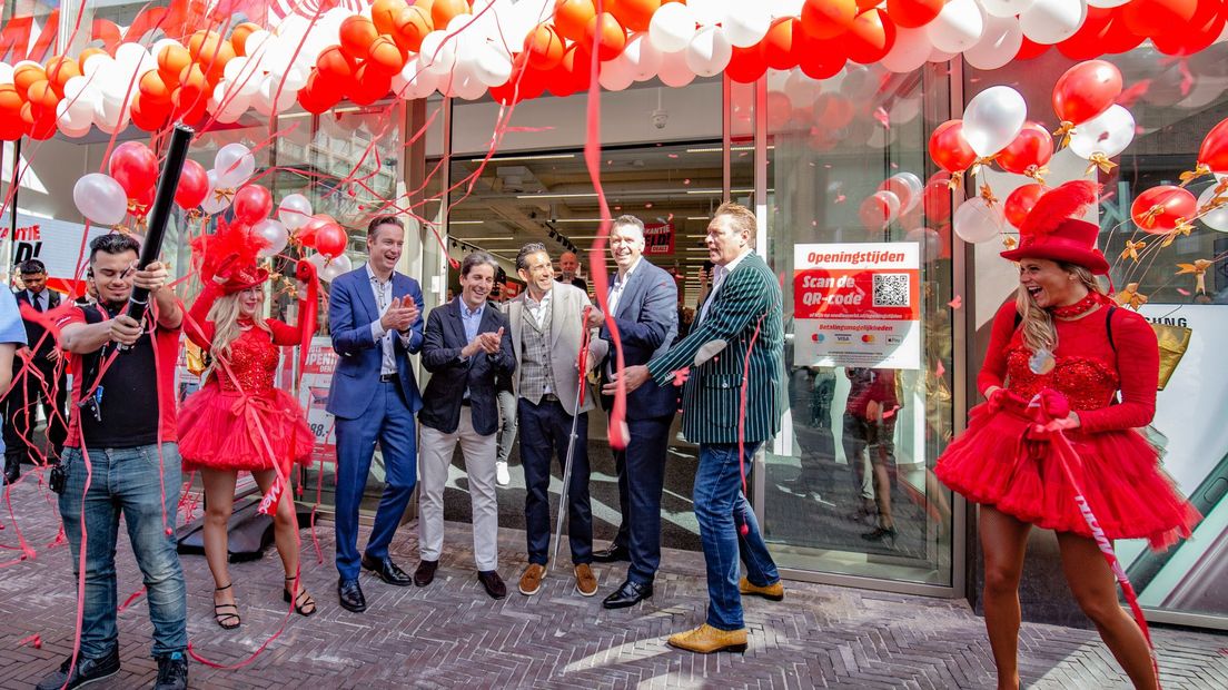De nieuwe vestiging werd feestelijk geopend met Sjaak Bral (rechts)