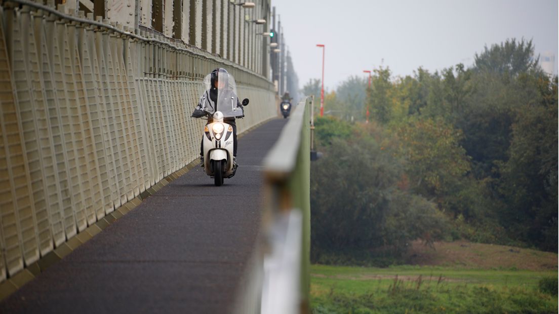 Elkaar passeren is een uitdaging op de Demkabrug
