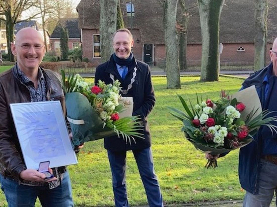 Janson en Den Aantrekker krijgen de erepenning van burgemeester Seton (Rechten: gemeente Borger-Odoorn)