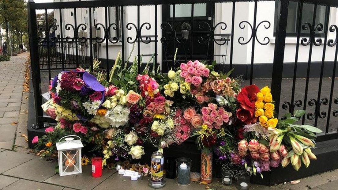Op de plek waar Kruitwagen het leven liet, legden passanten bloemen neer.