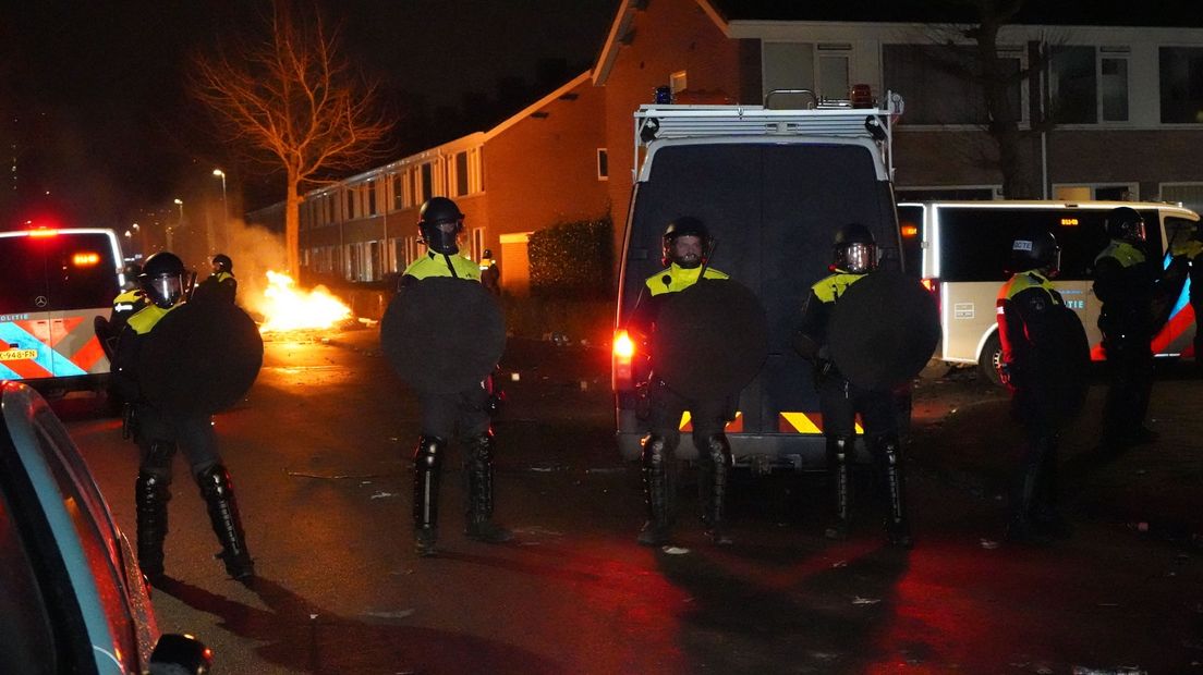 De ME in actie in Paddepoel