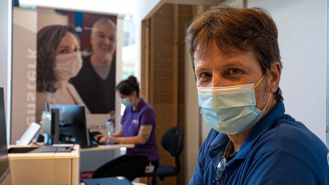 Coördinator Michiel van der Werff is verantwoordelijk voor het reilen en zeilen van de vaccinatielocatie op Hoog Catharijne