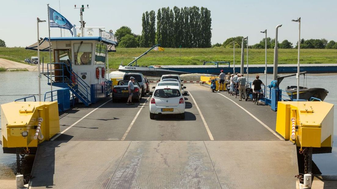 De veerpont tussen Pannerden en Doornenburg moet worden gerepareerd.