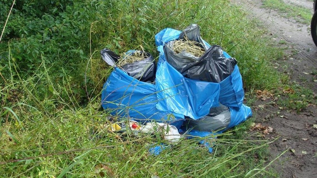 Zakken met wietafval in buitengebied Enschede