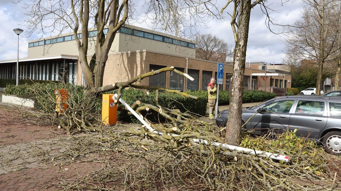 Afgewaaide tak verspert ingang parkeerplaats Nijverdal
