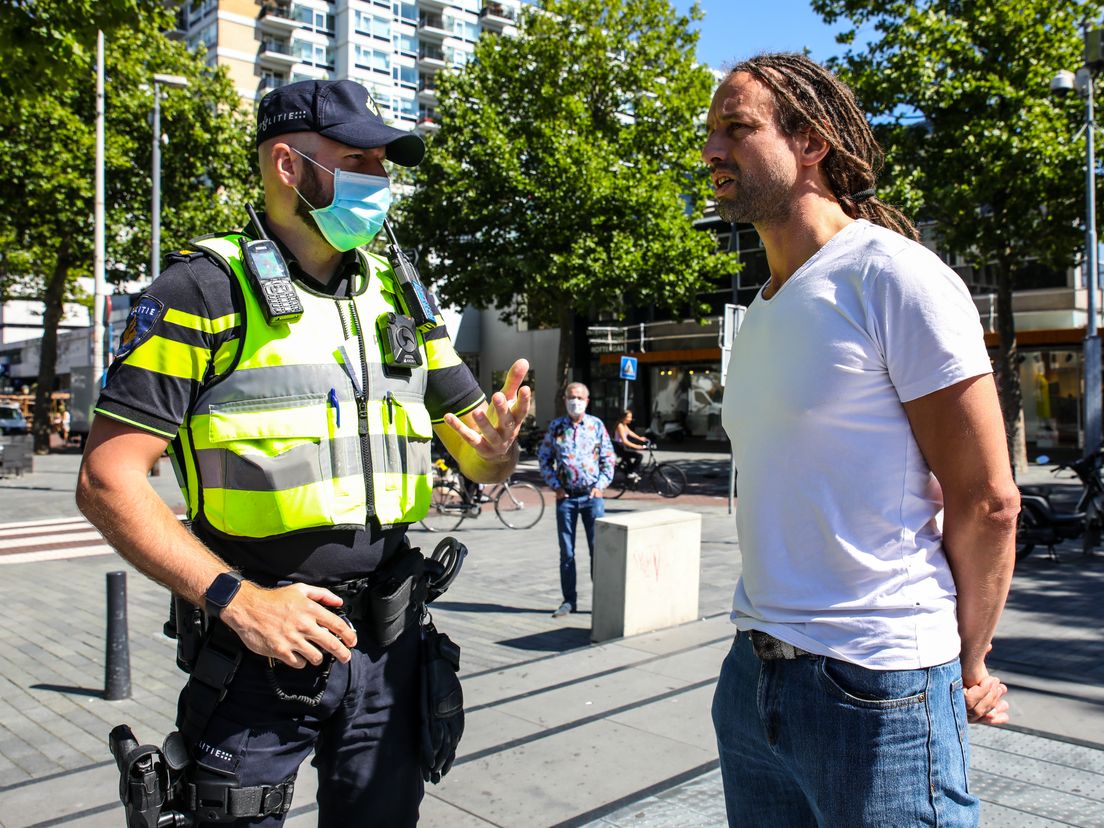 Willem Engel, hier op archiefbeeld, in gesprek met een agent.
