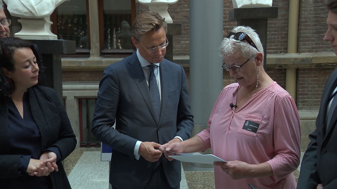 Handtekeningen voor mariniers in Doorn
