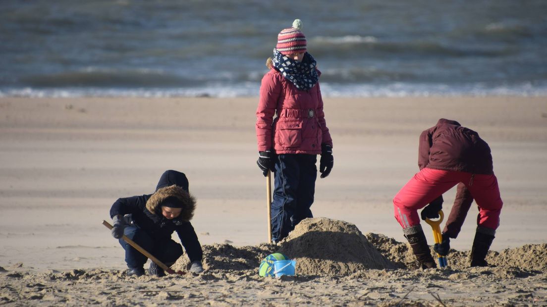 Kinderen op strand van Vlissingen