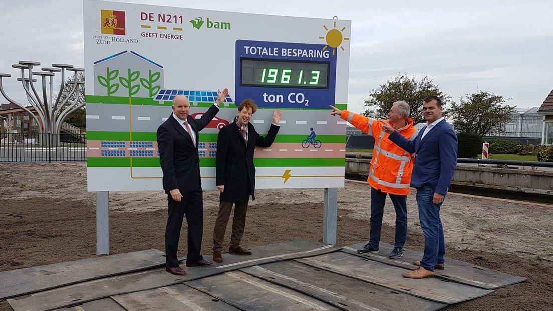 Gedeputeerde Floor Vermeulen en wethouder Pieter Varekamp openen de N211.
