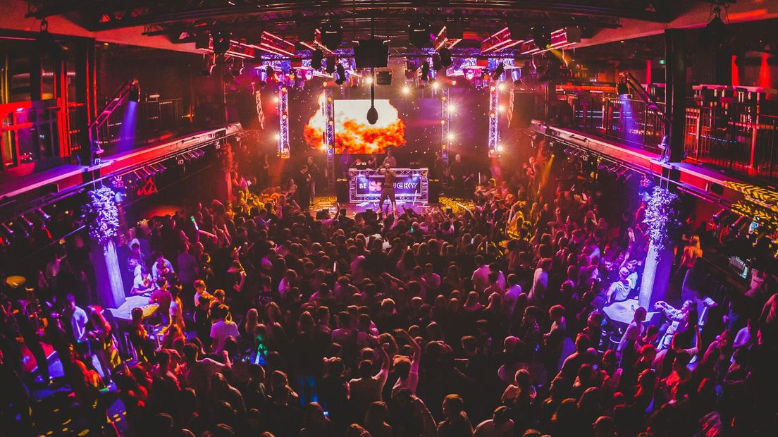 De grote zaal in Lucky tijdens een optreden van rapper Bizzey