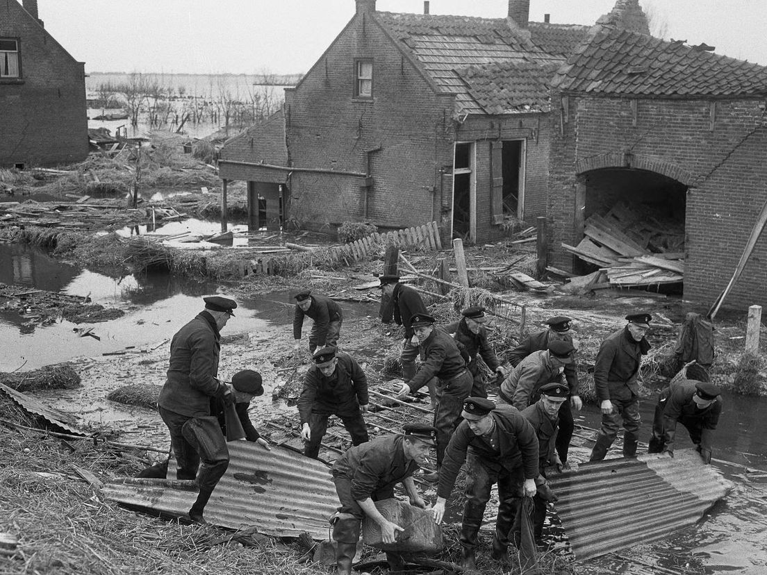 Amsterdamse brandweerlieden aan het werk in Oude-Tonge, een maand na de ramp