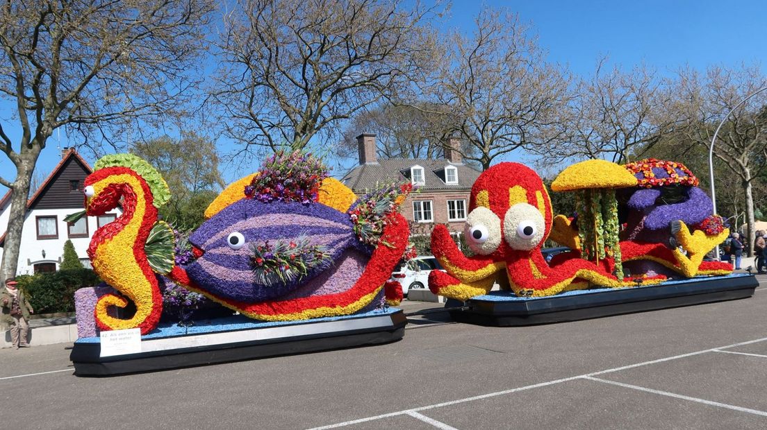De winnende praalwagen 'Als een vis in het water' van corsogroep KAVB Hillegom-Haarlem.