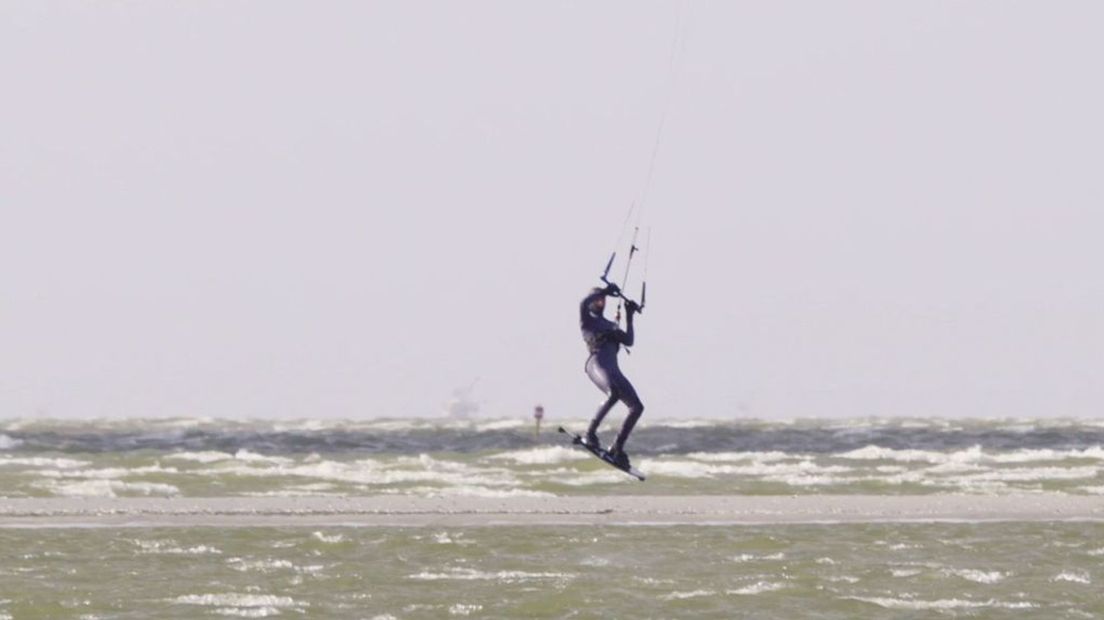 Jamie aan het kitesurfen.