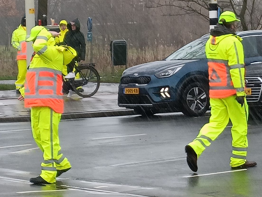 Wéér verkeersregelaars die staan te oefenen: waarom is dat steeds op dezelfde plek?