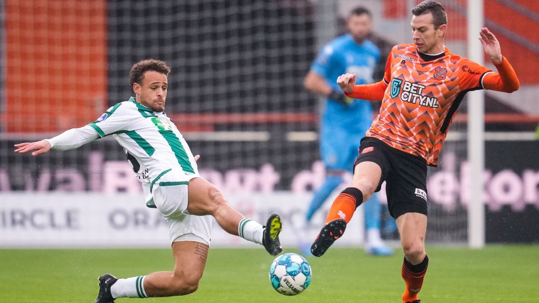 Liam van Gelderen namens FC Groningen in duel met Volendam-speler Robert Mühren