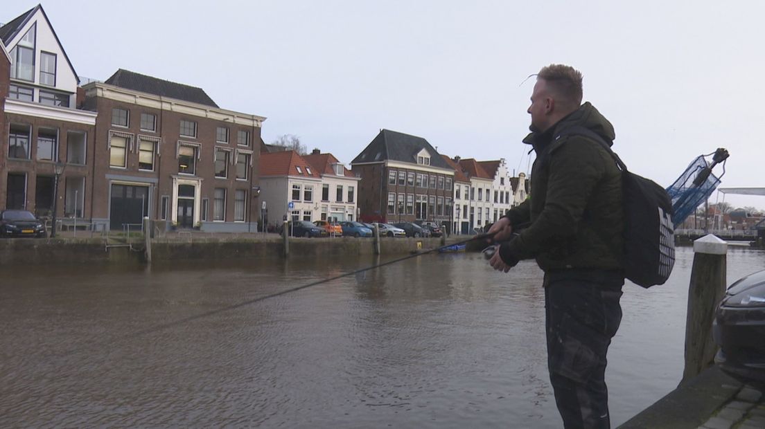 Streetfishing in de Zwolse grachten