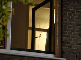 Brand in woning na knal, politie start onderzoek