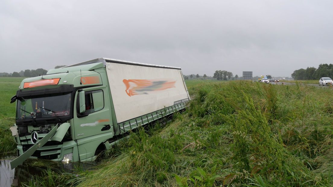 Vrachtwagen van de weg op A28 bij De Wijk
