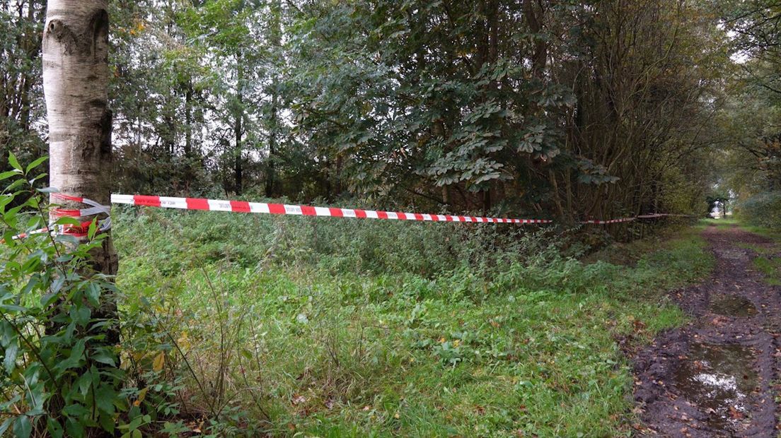 Het stuk grond bij Staphorst is door de politie met lint afgezet