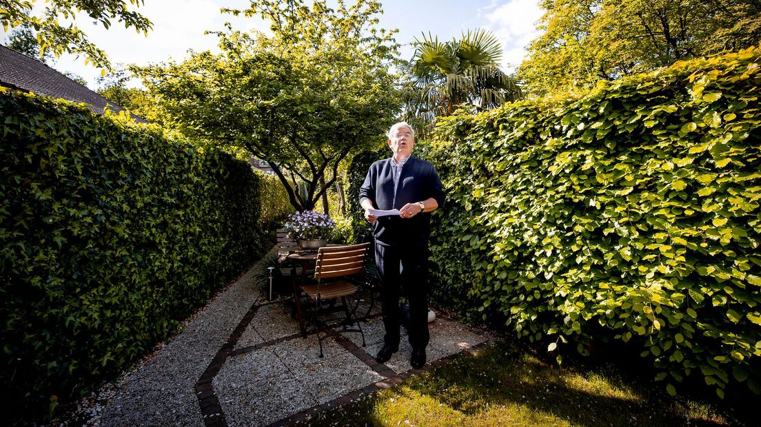 Van Zanen zong Ramses Shaffy in zijn tuin.