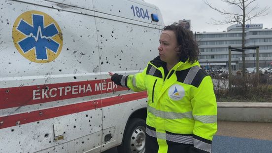 Verwoeste ambulance in Leidschendam toont gevolgen van oorlog in Oekraïne