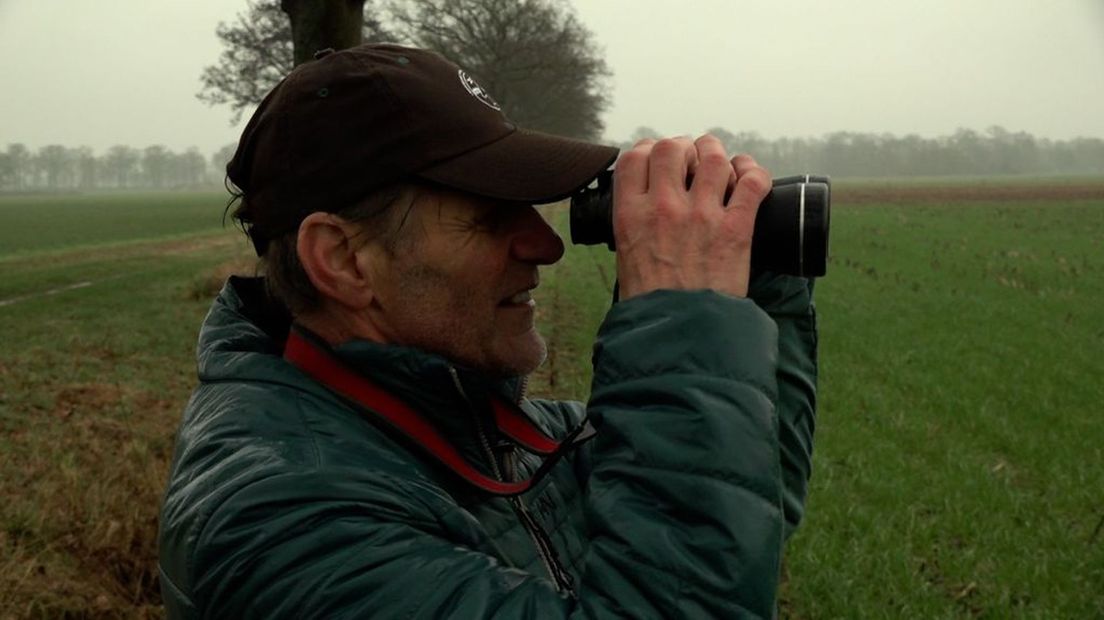 Weidevogeldeskundige Frans Bouwhuis in het Beltrumse Veld.