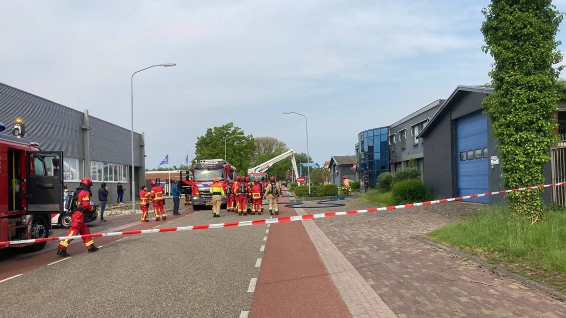 De brandweer aan de Industrieweg in Winschoten