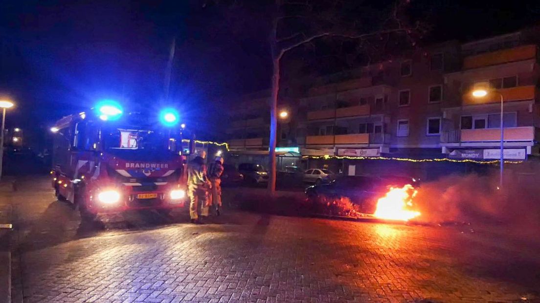 Brandweer blust autobrand aan de Kevelhamhoek